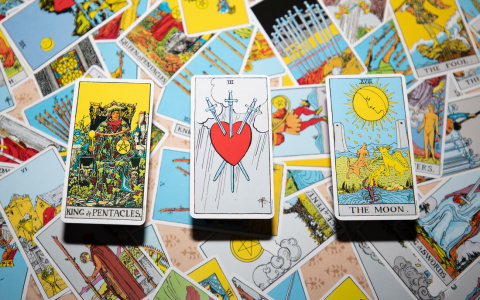 How to interpret the three of cups in a love context (easy tarot reading tips)