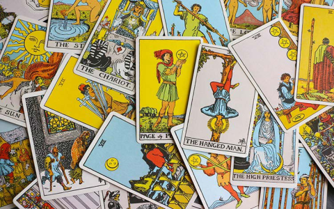 Compare Different Tarot Decks: What Are the Key Differences?